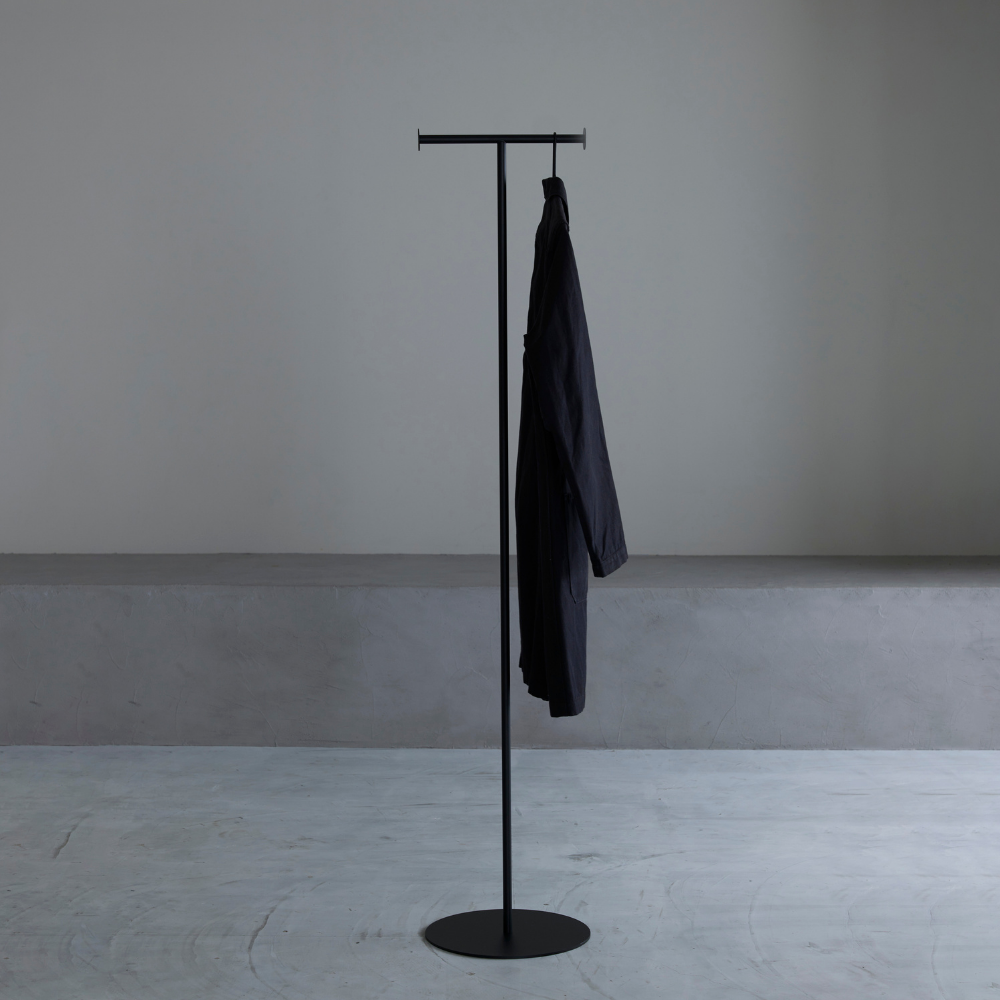【引き取り限定】KUROSHIRO ハンガーラック T字型 KUROSHIRO】COAT STAND T