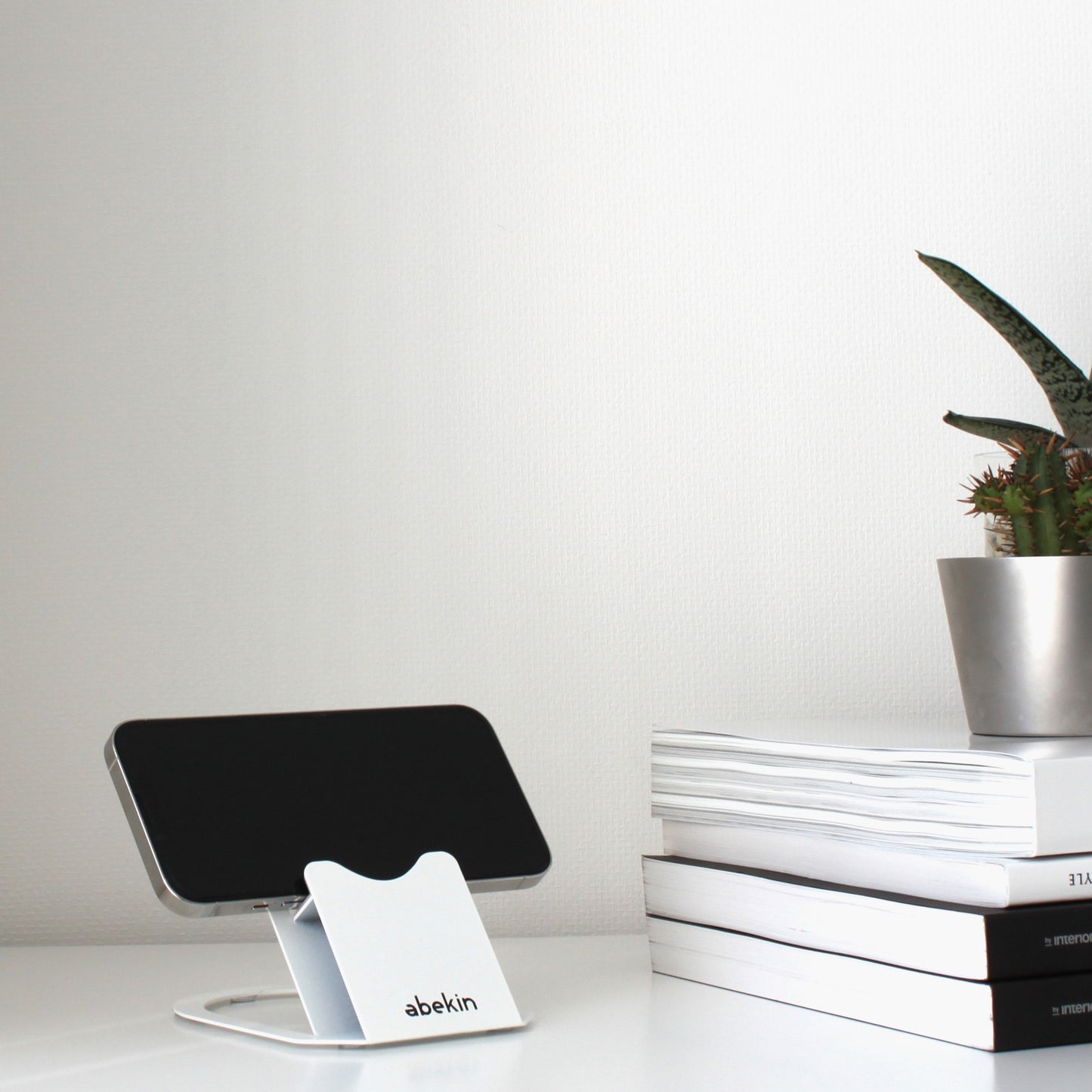 【KUROSHIRO】SMART PHONE STAND(BLACK・WHITE)