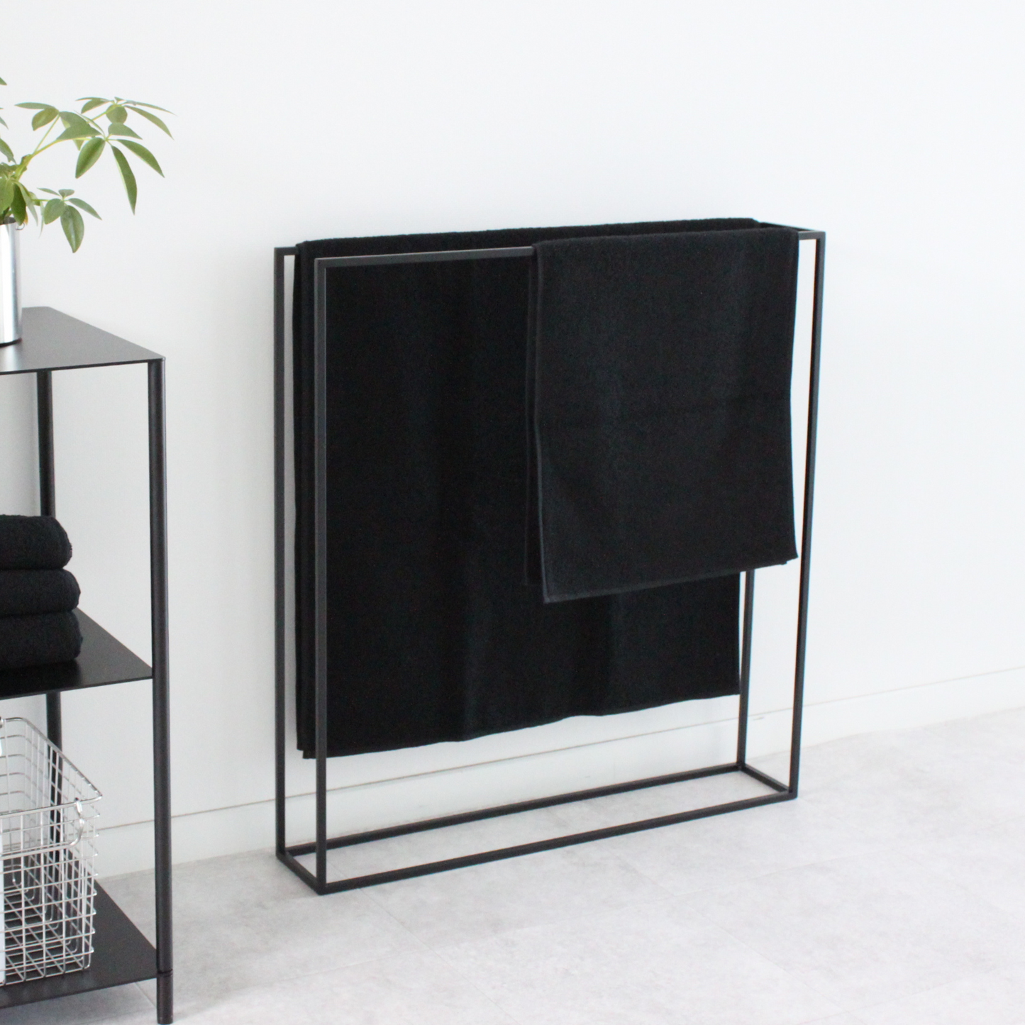 【KUROSHIRO】TOWEL STAND（BLACK/WHITE）