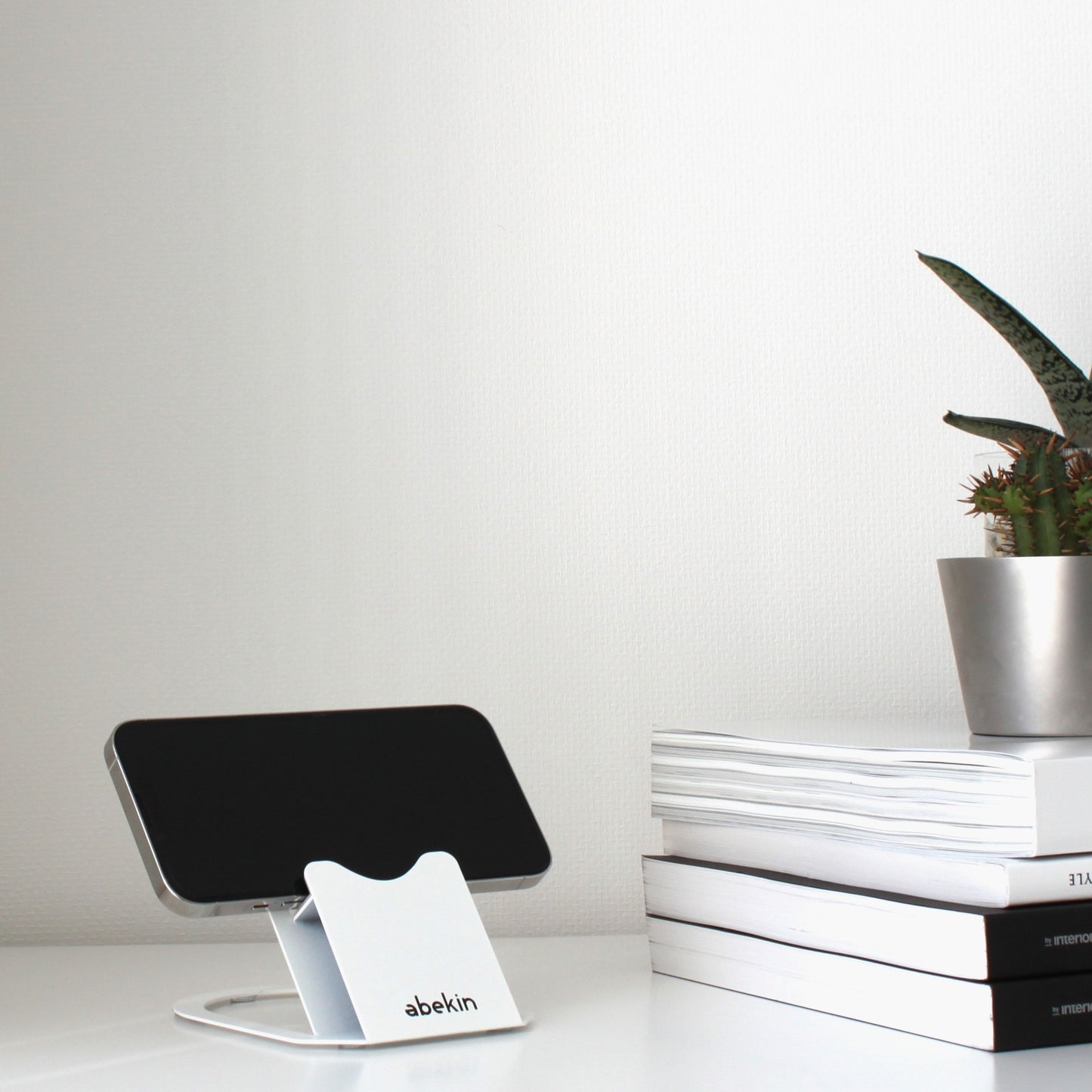 【KUROSHIRO】SMART PHONE STAND（BLACK・WHITE）